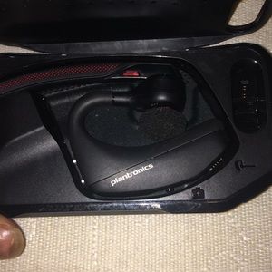 I’m sellin a plantronics Bluetooth headset